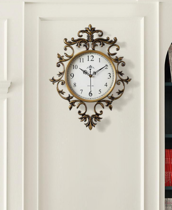 Pemilihan aksesori dekorasi seperti jam dinding vintage